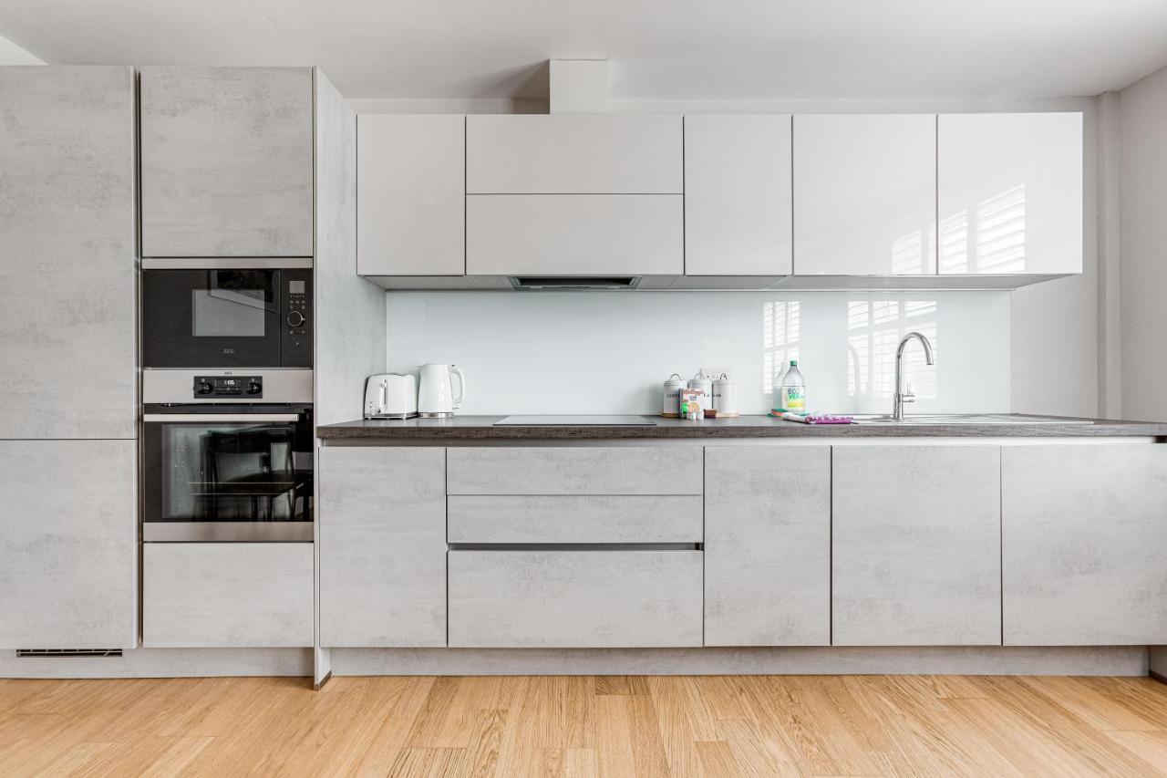 Charming 1 Bedroom Apt , Town Centre, Wifi, Free Parking By Tent Serviced Apartments Staines-upon-Thames Екстериор снимка