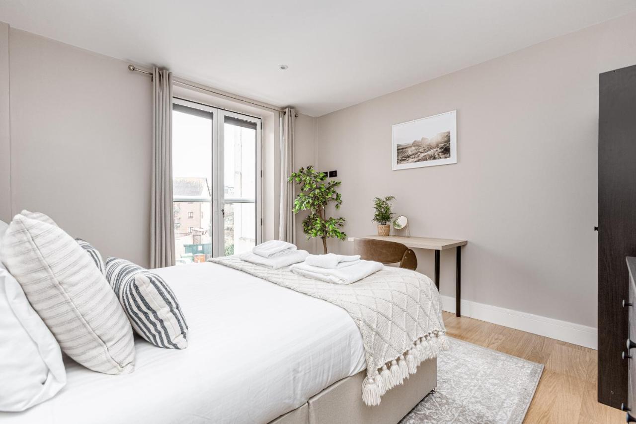 Charming 1 Bedroom Apt , Town Centre, Wifi, Free Parking By Tent Serviced Apartments Staines-upon-Thames Екстериор снимка